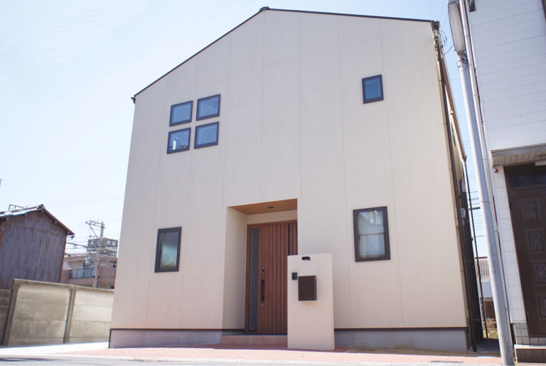 シンプルなフォルムと四連窓が印象的な、ナチュラルテイストの外観デザイン