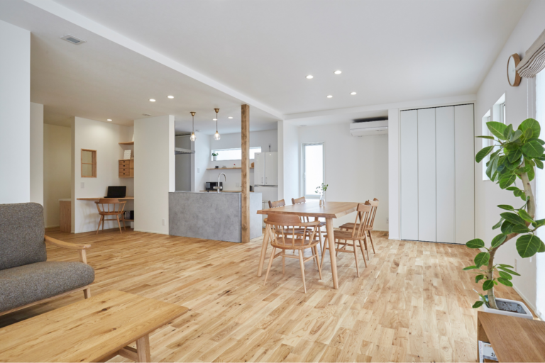 木の風合いを活かしたダイニングとワークスペースを備えた、開放感あるLDK