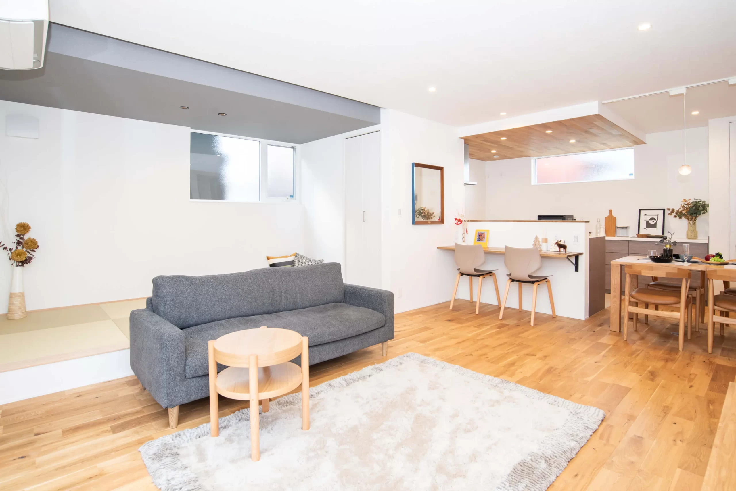 無垢フローリングと畳スペースが調和した広々としたLDK全体