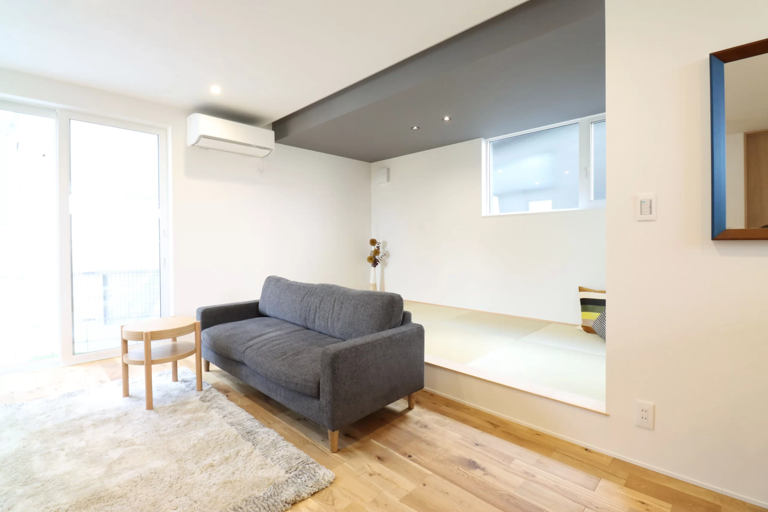 グレーのアクセント天井がおしゃれな小上がりの畳スペース