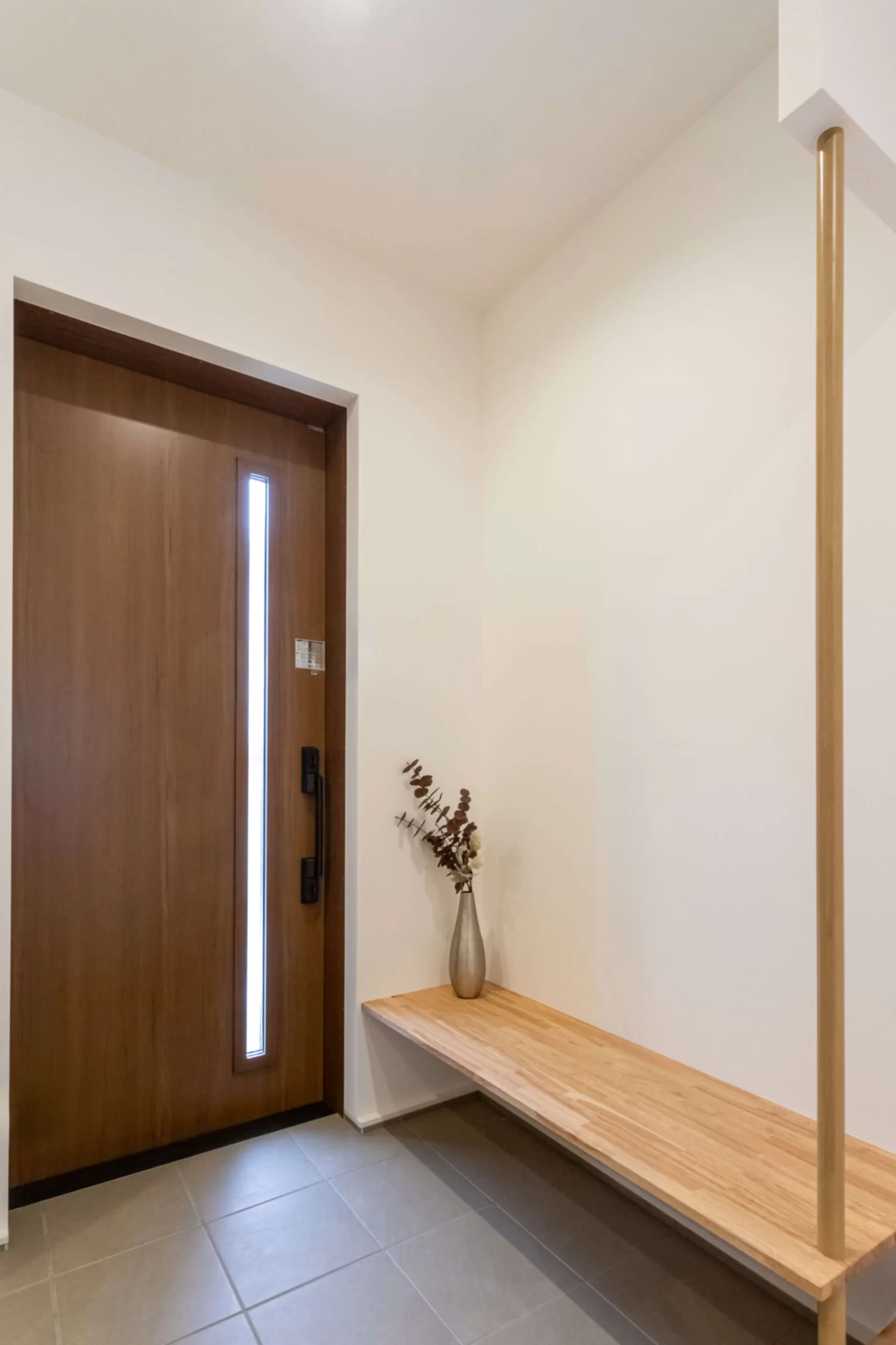 玄関横の腰掛と手すり