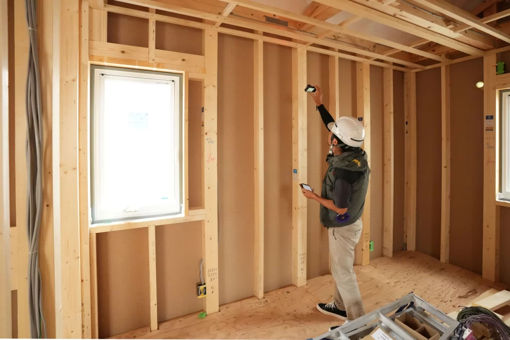 シンズクラフトで取り入れている第三者検査機関（株式会社家守り）による検査中の写真