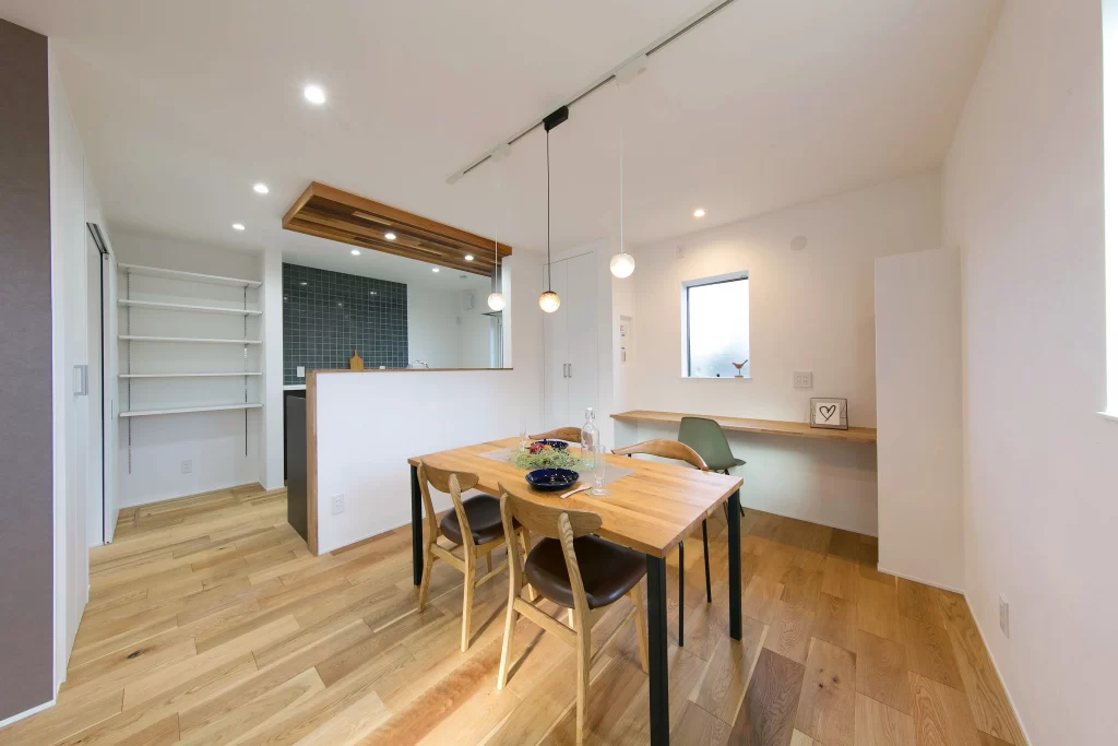 シンズクラフトが設計した、暮らしの動線を考えたダイニングキッチン空間の施工事例