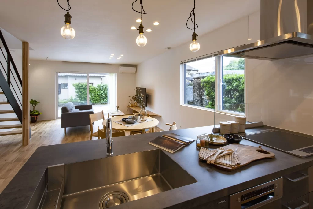 キッチンから家族の気配を感じられるLDK。家事をしながら見守れる安心感のある間取り設計