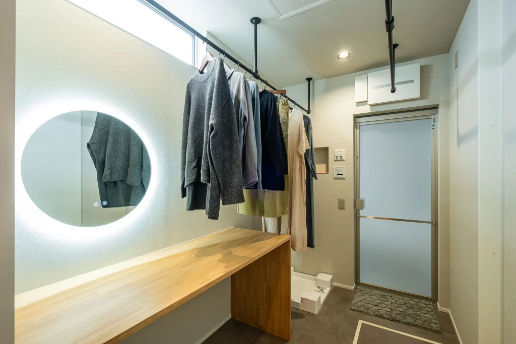 シンズクラフトが設計したランドリースペース。洗う・干す・しまうを一か所で完結できる家事ラク動線