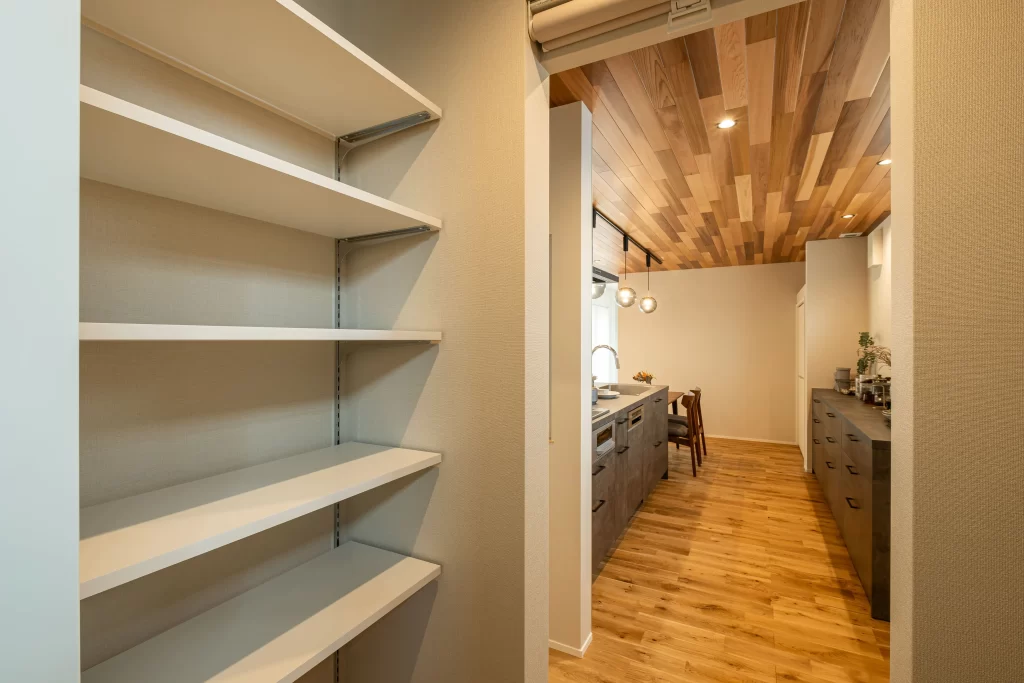 キッチン横に設けたパントリー収納。日々の習慣に合わせて動線と収納位置を考えたシンズクラフトの住まい