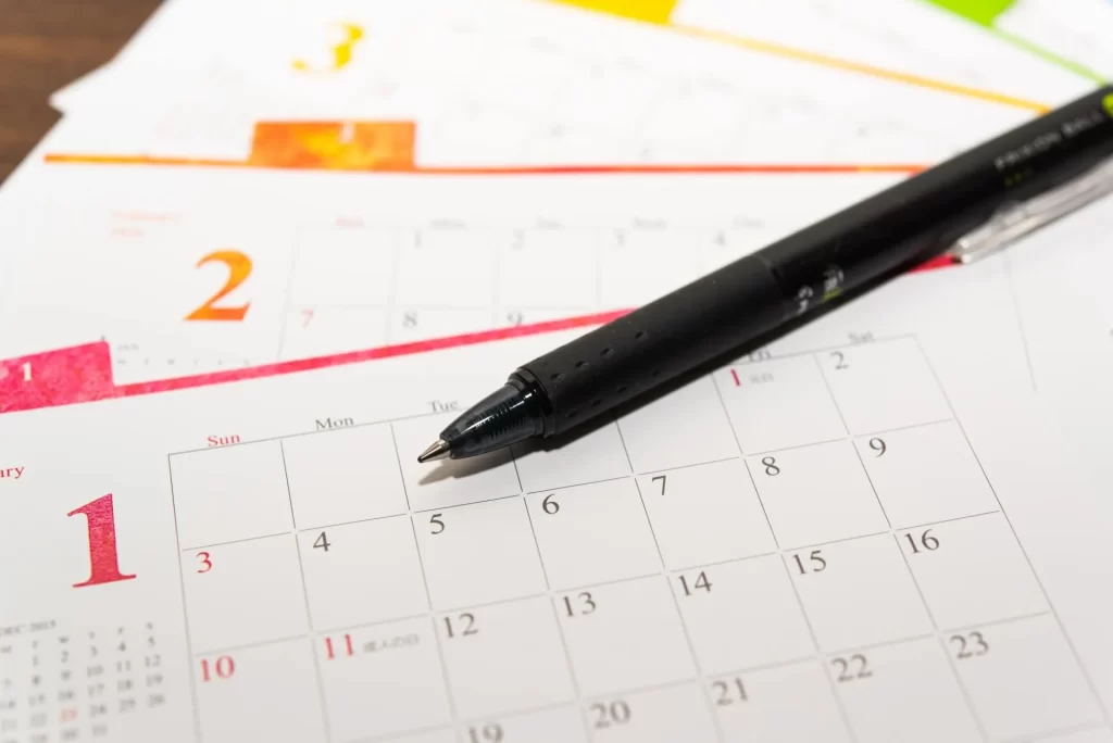 ペンとカレンダーの写真