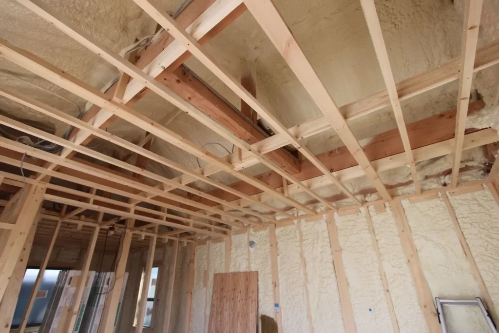 シンズクラフトの住宅で行われている、断熱性能を重視した吹付断熱施工の様子