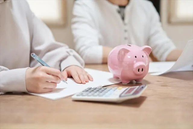 電卓、貯金箱が写っている写真