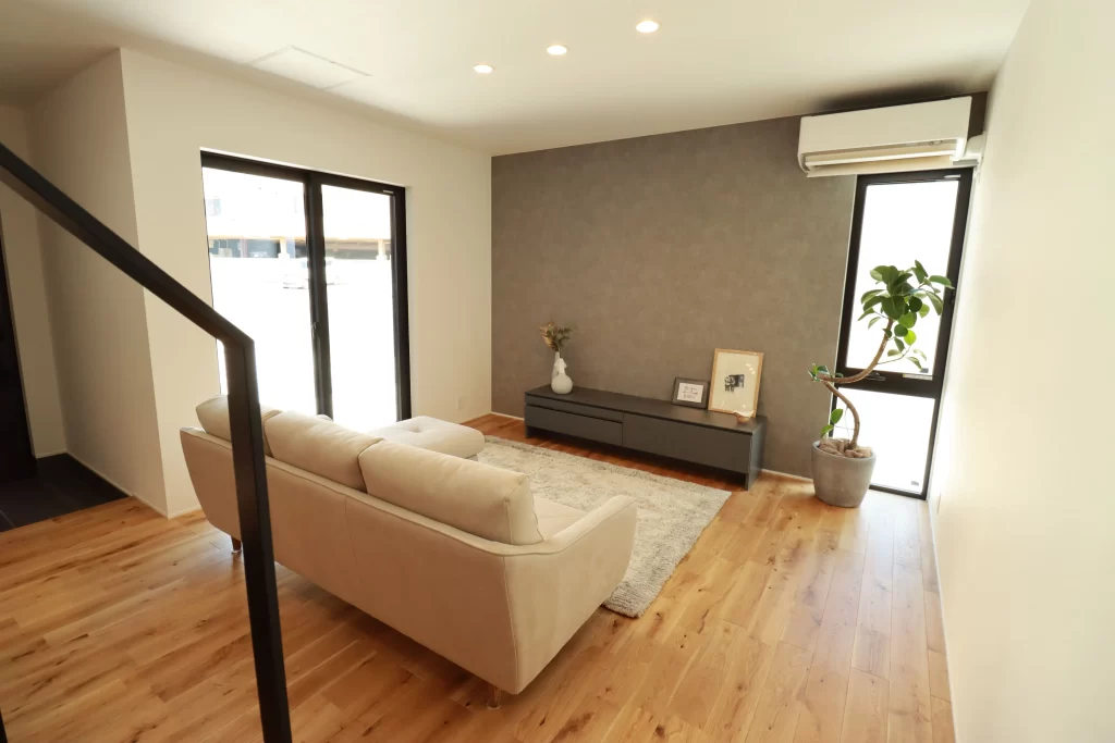 シンズクラフトで建てた断熱性能の高く一年中快適に過ごせる明るいリビング写真