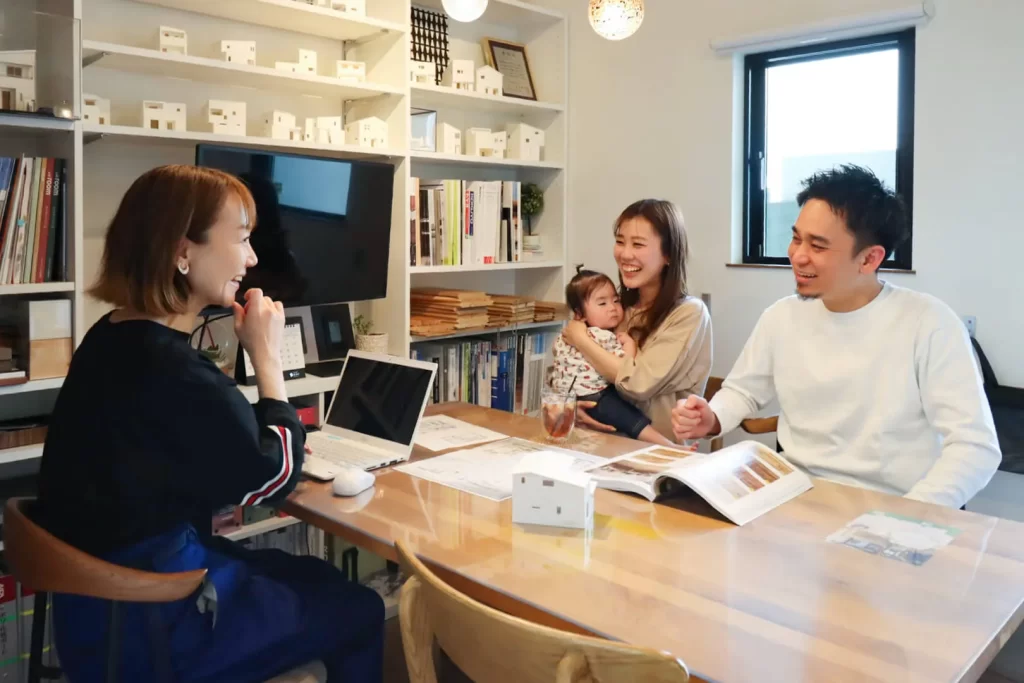 シンズクラフトの女性建築士がお客様と打ち合わせをしている写真