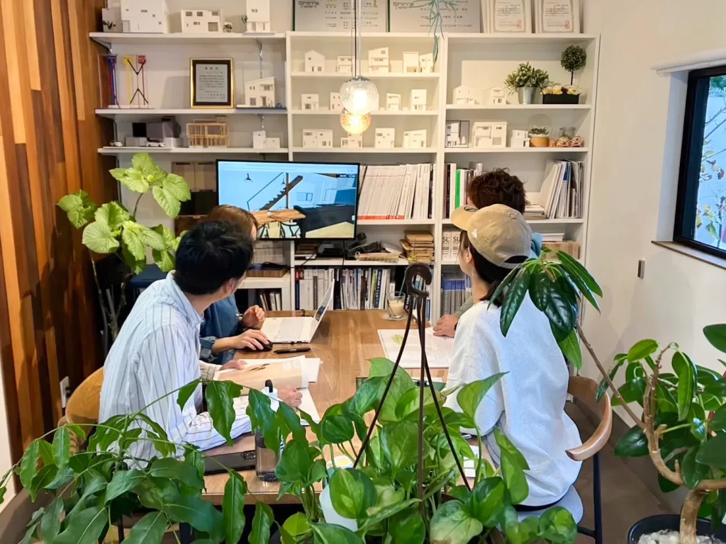 シンズクラフトの事務所で、暮らし方や間取りについて打ち合わせを行う家づくり相談の様子