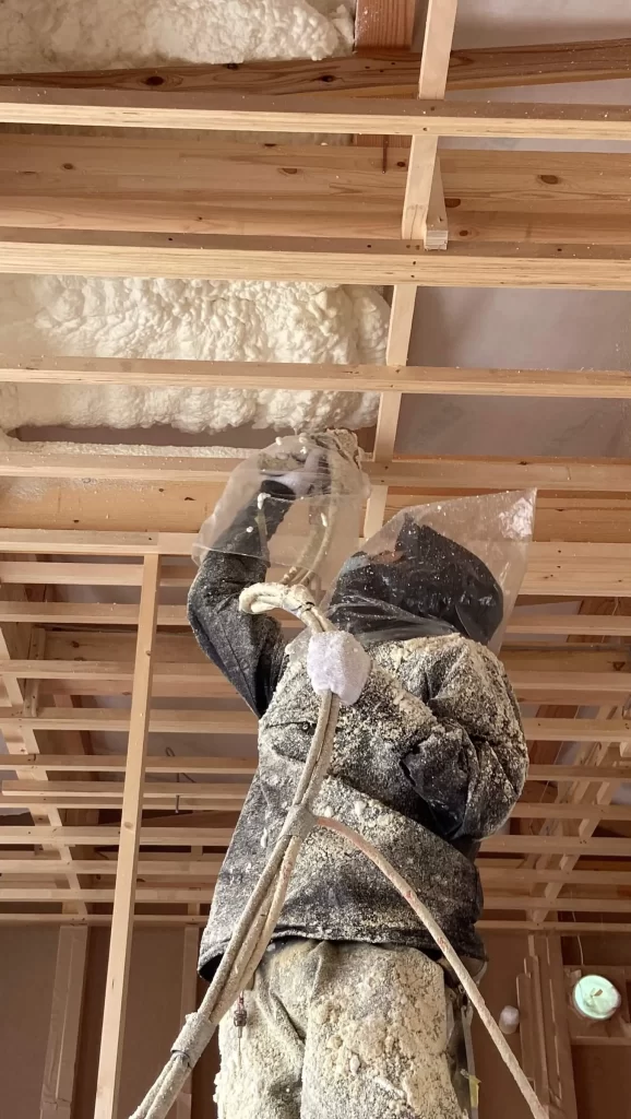 シンズクラフトで建てる家の吹き付け高断熱材の工事の写真