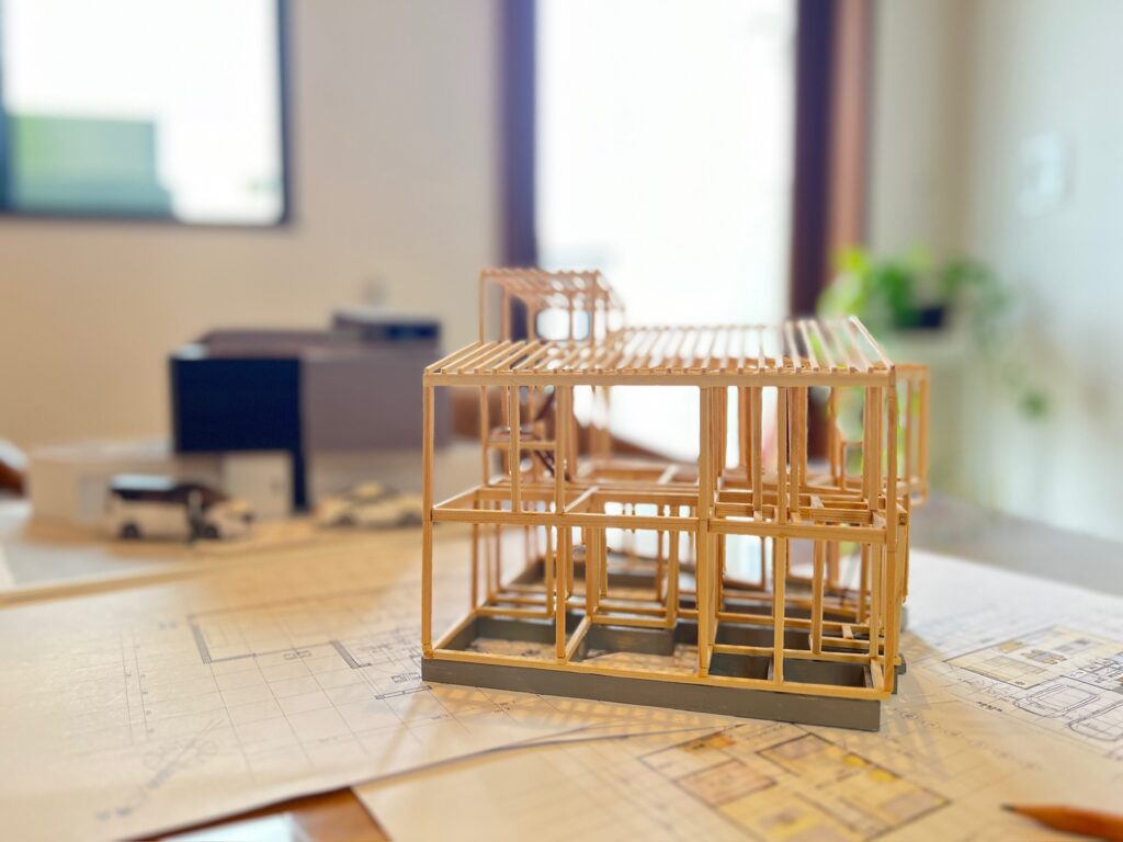 住宅模型と設計図の写真