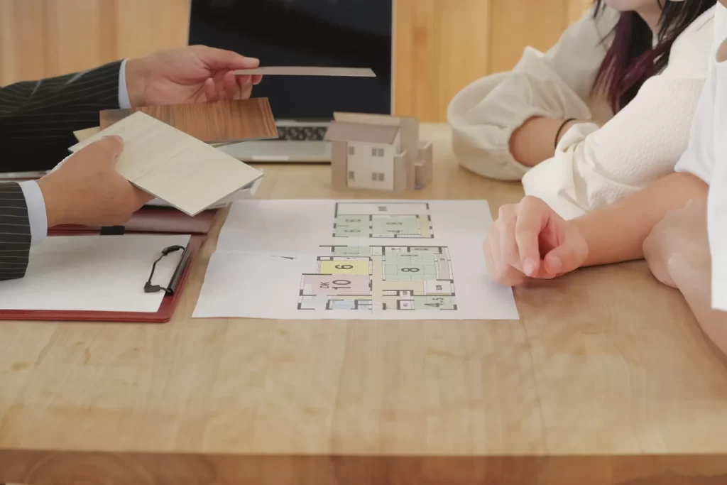 間取り図と素材サンプルを使いながら行う相談の様子