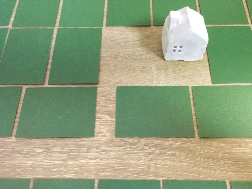 土地の形状によって建てられる家が変わることをイメージした家づくりの模型写真