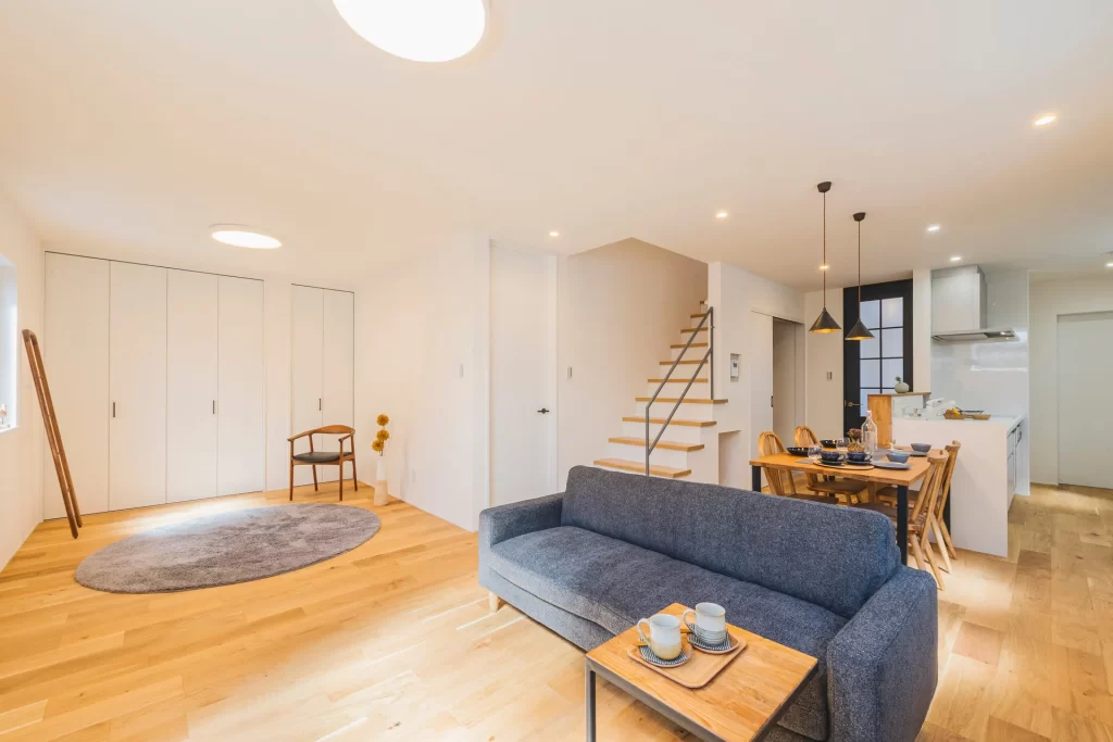 シンズクラフトで建てて無垢の床が印象的なリビング階段があるLDKの写真