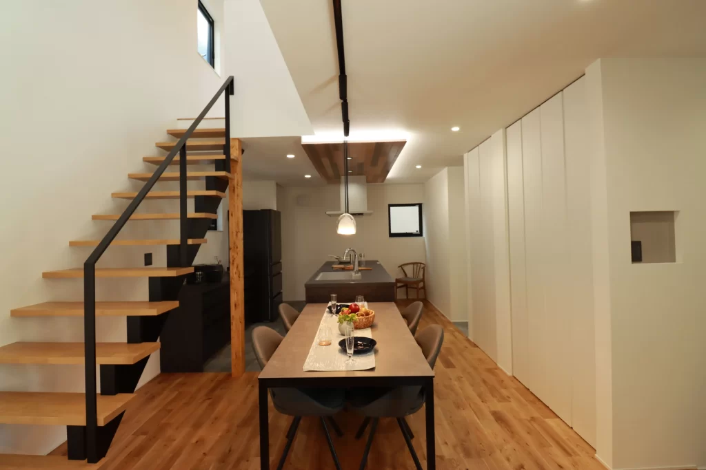 ダイニングを中心にリビングとキッチンを配置したLDKで、家族の気配を感じながら過ごせる4人家族向けの株式会社シンズクラフトの施工事例。