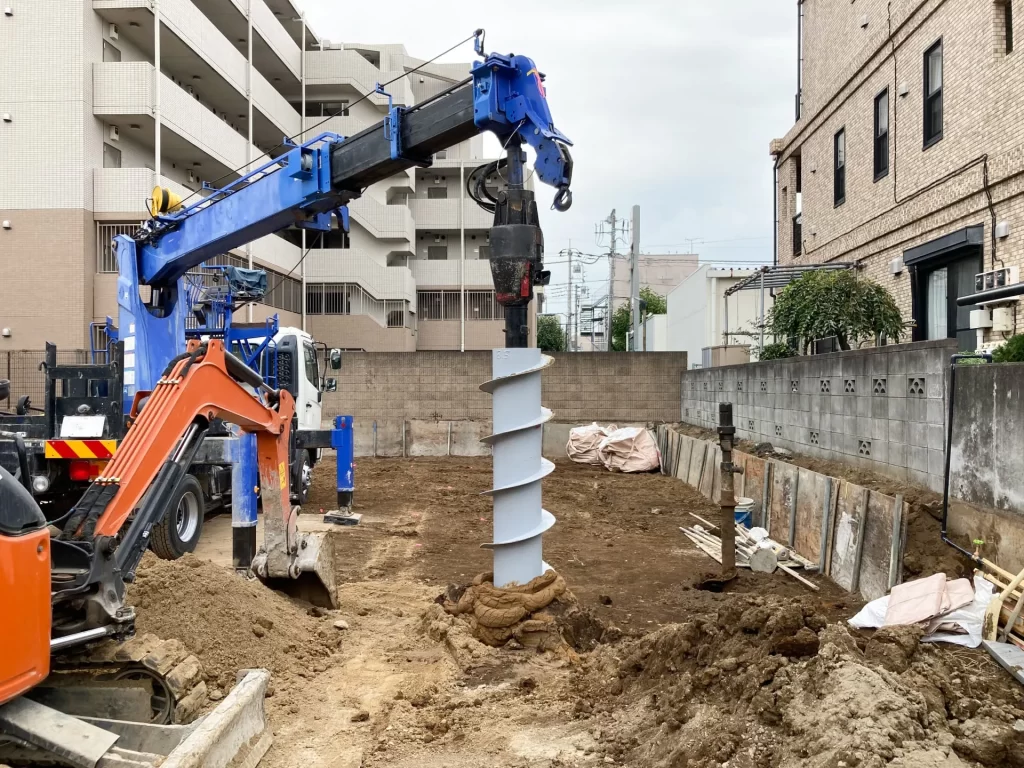 スクリューウエイト貫入試験による地盤調査を行っている現場写真で、建物を安全に支えるために地盤の強さを確認している株式会社シンズクラフトの家づくり工程。