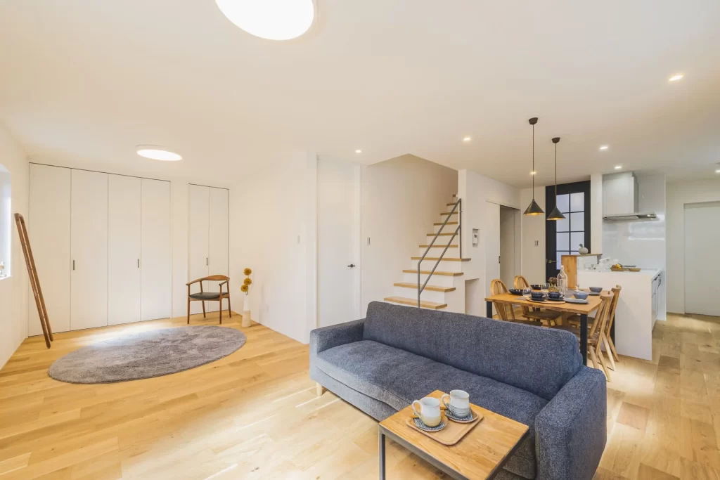 リビング・ダイニング・キッチンがゆるやかにつながる18〜20畳のLDKで、4人家族が快適に過ごせる広さを確保した株式会社シンズクラフトの注文住宅の内観写真。