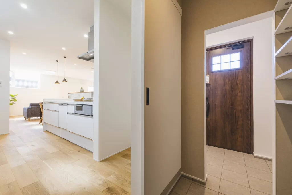 キッチンからリビング・ダイニング全体を見渡せる配置で、家族との距離感やLDKの広さを体感しやすい株式会社シンズクラフトの住まいの内観。