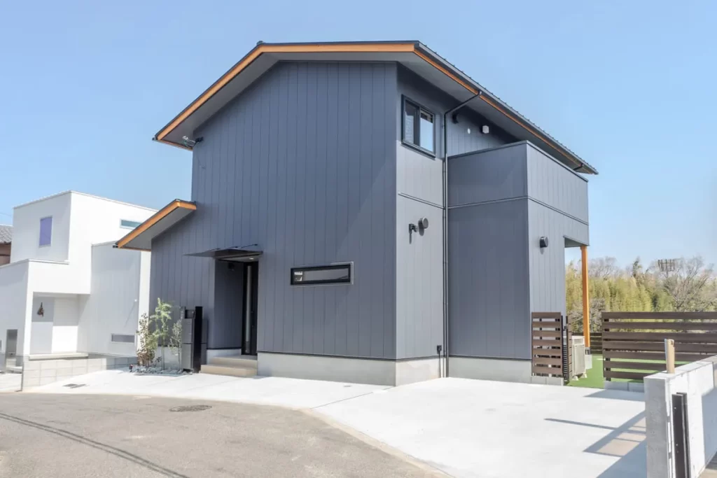 落ち着いたグレーの外壁が印象的な、モダンで洗練されたデザインの新築一戸建て住宅の外観。